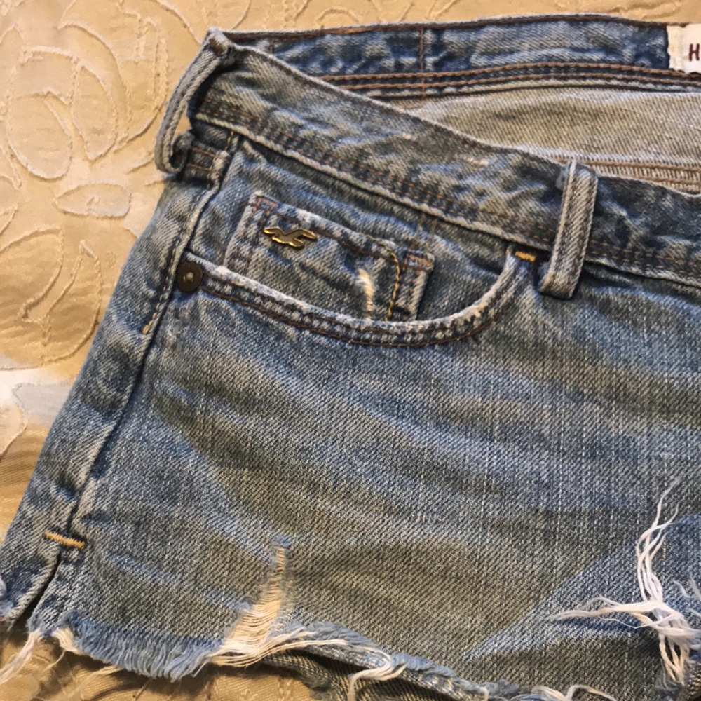 Hollister destroyed denim cutoffs - Picture 3 of 4
